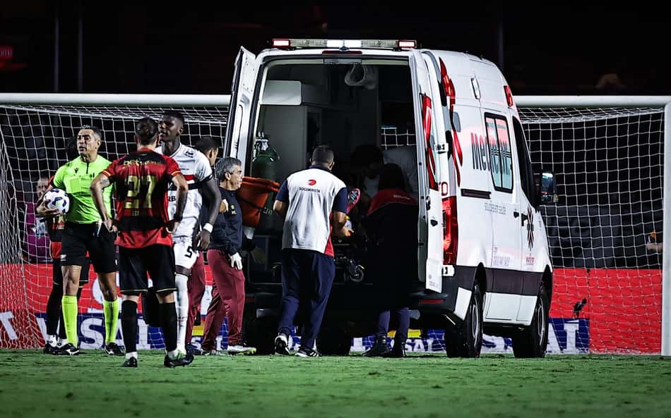 Jogador do Sport deixa gramado de ambulância em jogo contra o São Paulo