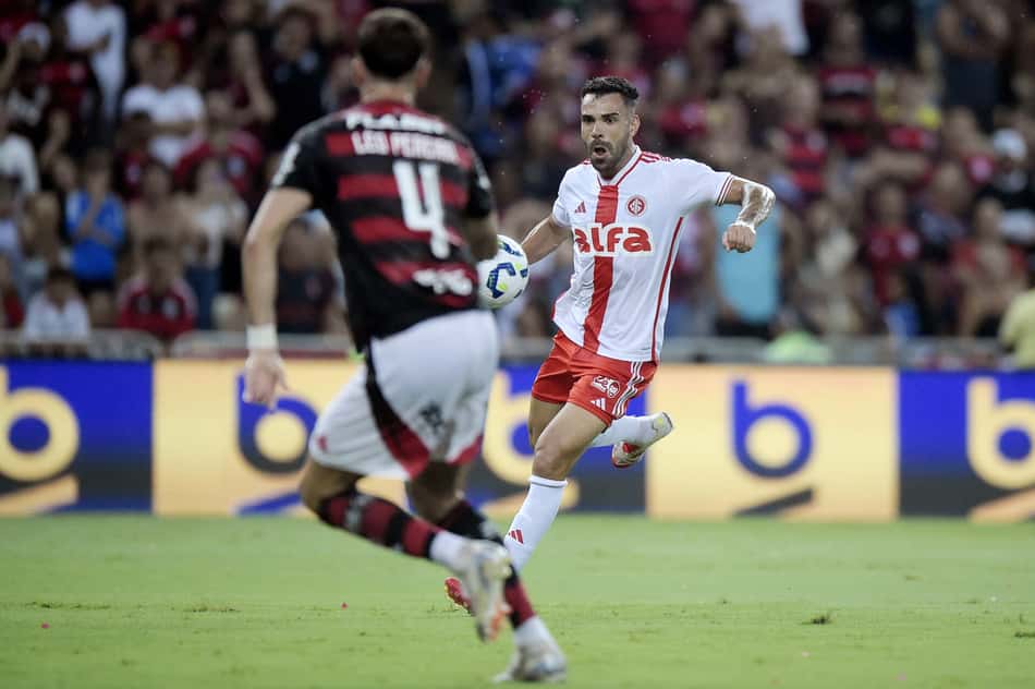SP - RIO DE JANEIRO - 29/03/2025 - BRASILEIRO A 2025, FLAMENGO X INTERNACIONAL - Bruno Henrique jogador do Internacional prepara chute para seu gol durante partida contra o Flamengo no estádio Maracanã pelo campeonato Brasileiro A 2025. Foto: Alexandre Loureiro/AGIF