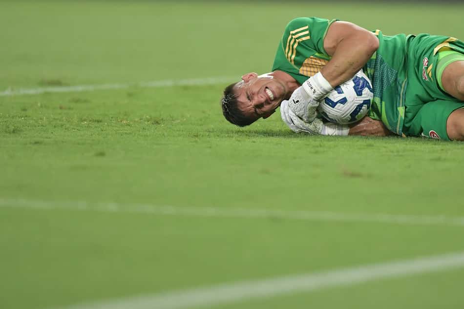 Legenda: SP - RIO DE JANEIRO - 29/03/2025 - BRASILEIRO A 2025, FLAMENGO X INTERNACIONAL - Rochet goleiro do Internacional durante partida contra o Flamengo no estádio Maracanã pelo campeonato Brasileiro A 2025. Foto: Thiago Ribeiro/AGIF Crédito obrigatório: Thiago Ribeiro/AGIF