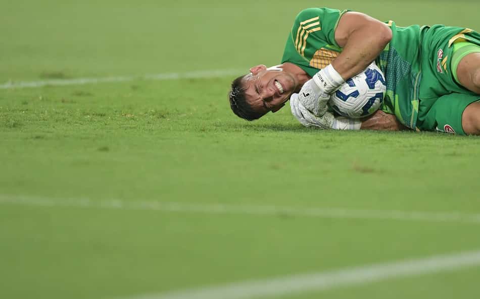 Internacional: Rochet passou por cirurgia na mão esquerda