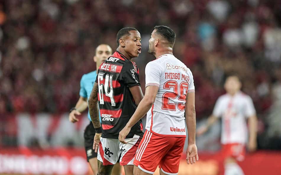 Jogador do Flamengo encanta torcedores e o técnico Filipe Luís
