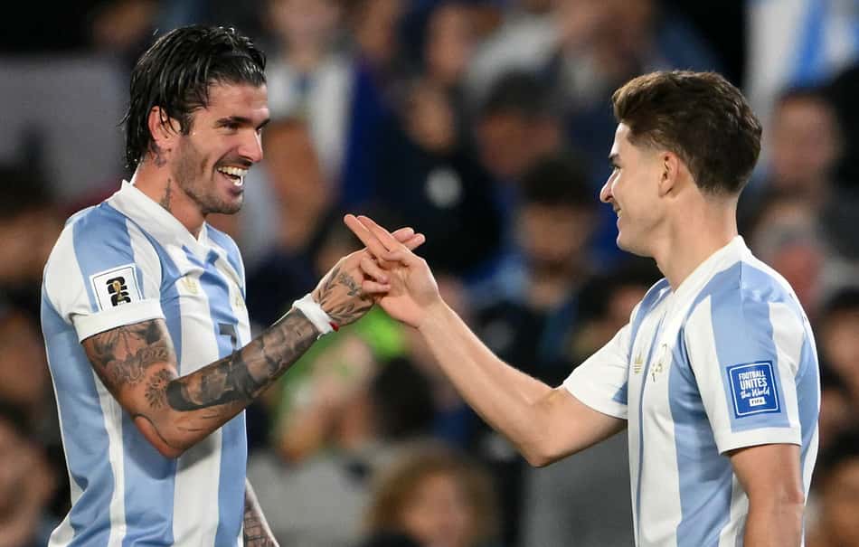 Álvarez e De Paul celebram gol da Argentina sobre o Brasil