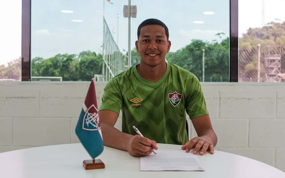 Fluminense acerta renovações e reforço nas categorias de base