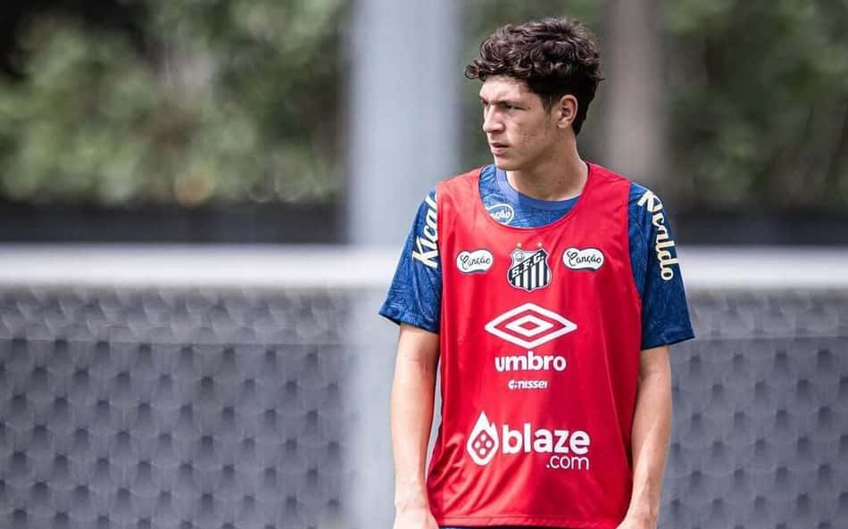 Santos renova contrato com meia de 16 anos que treinou com Caixinha