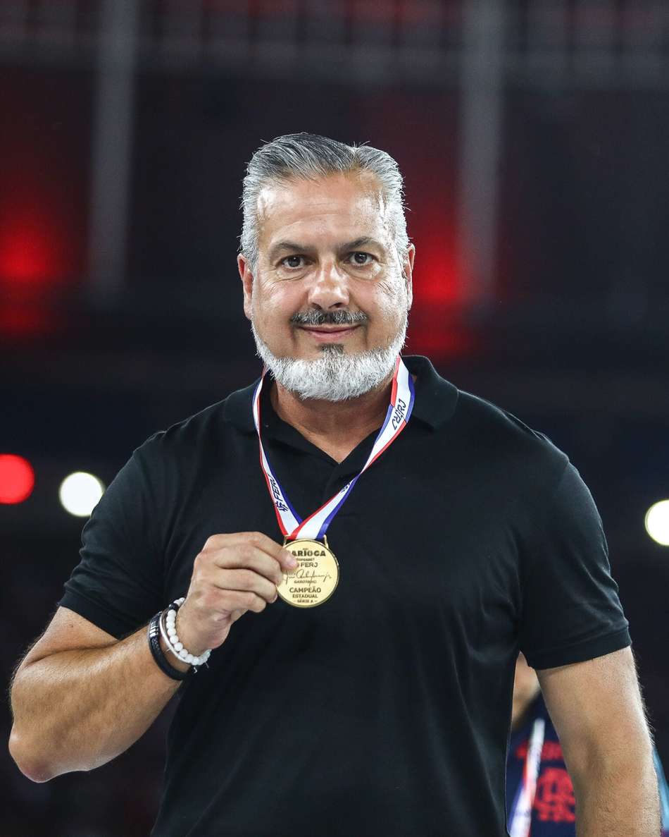 Boto com a medalha de campeão carioca pelo Flamengo