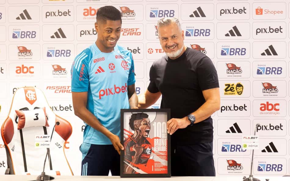 Bruno Henrique é homenageado no Flamengo e chora: 'Venci'