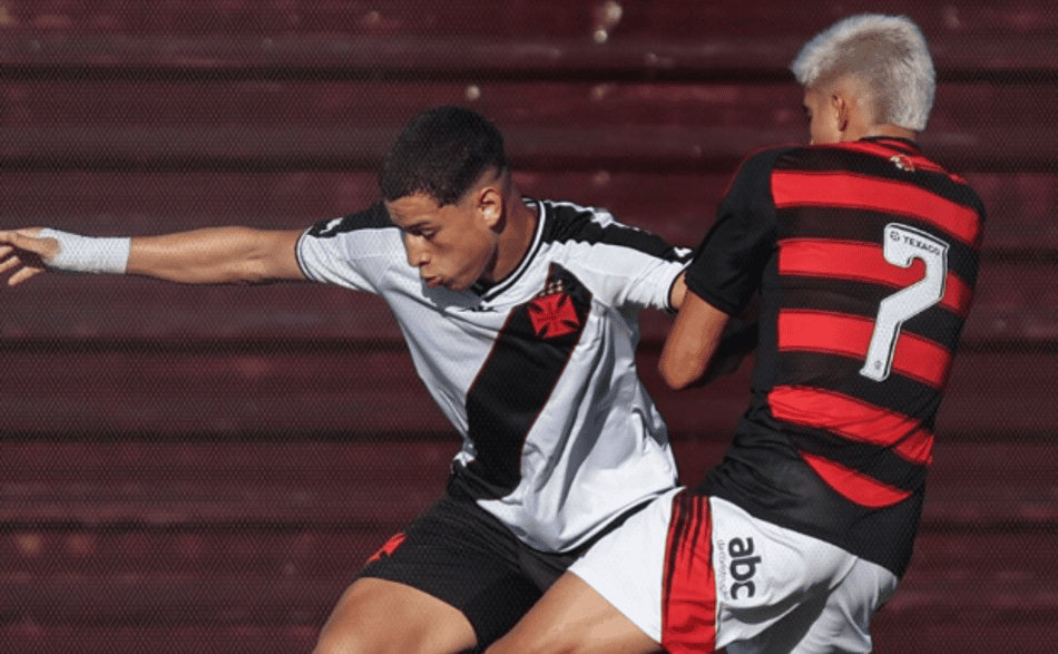 Disputa de bola na partida entre Vasco e Flamengo (Foto: Reprodução)