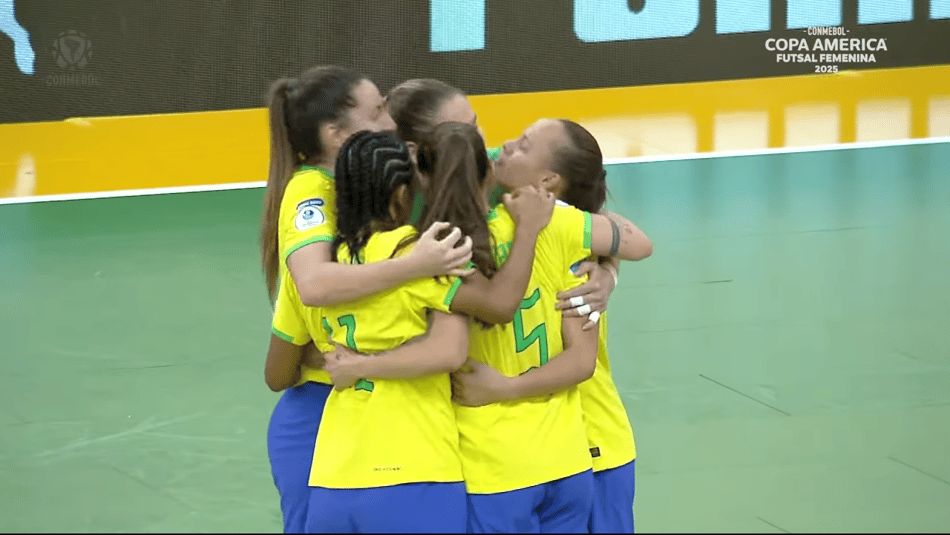 Brasileiras comemoram gol na Copa América de Futsal (Foto: Reprodução)