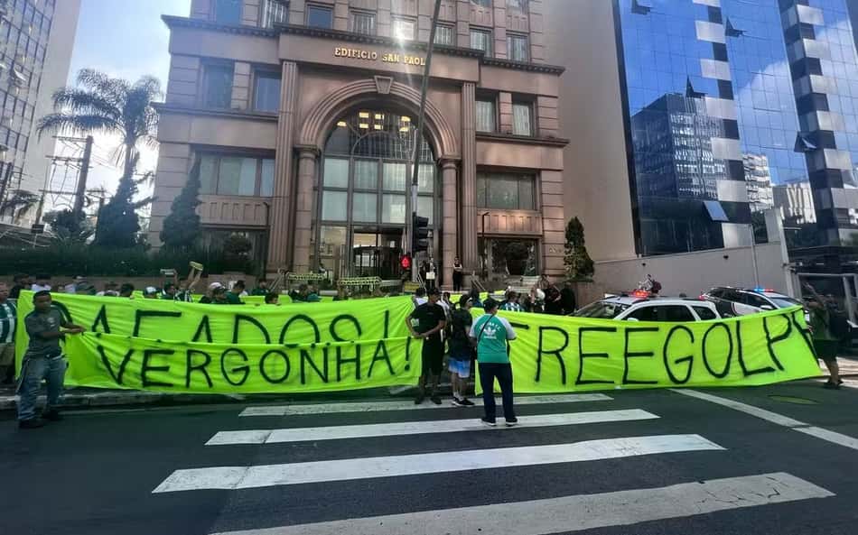 Coritiba-SAF-torcida-protesto-aspect-ratio-512-320