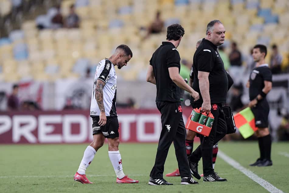 Coutinho lamenta lesão durante Flamengo x Vasco