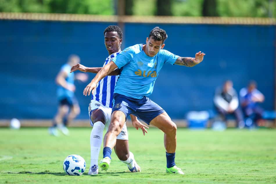 Cristaldo em disputa de bola no jogo-treino entre Grêmio e Azuriz. (Foto: Lucas Uebel/Grêmio FBPA)