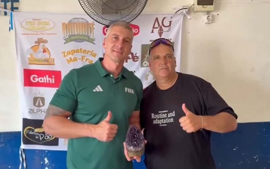 Daronco apita torneio amador no Uruguai e recebe premiação curiosa