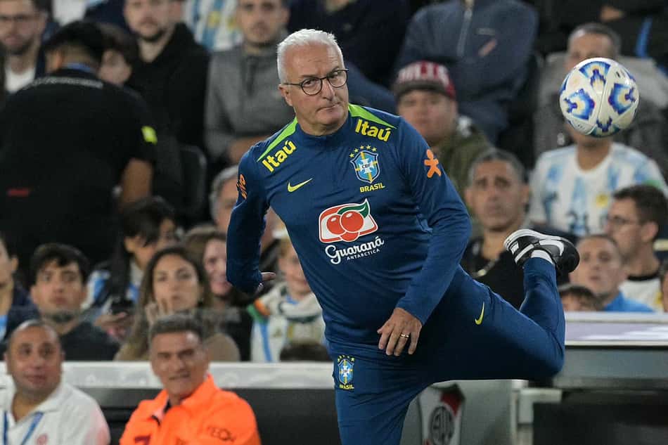 Técnico Dorival Junior em Argentina x Brasil. (foto: JUAN MABROMATA / AFP)