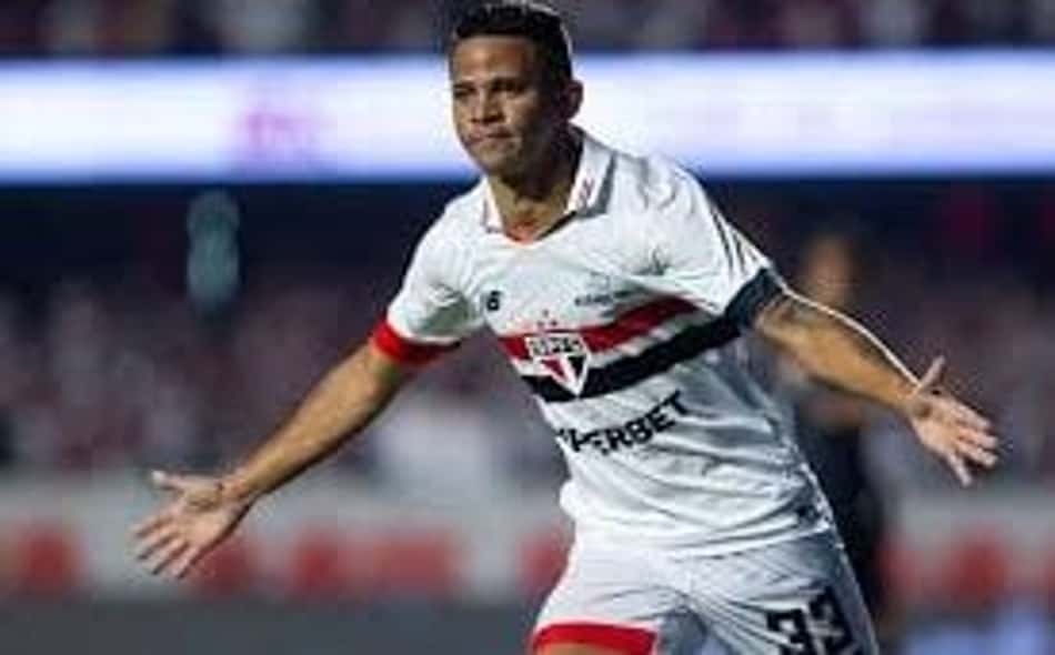 Dois reforços do Vitória já estão no Barradão; clube mantém conversa com Marinho