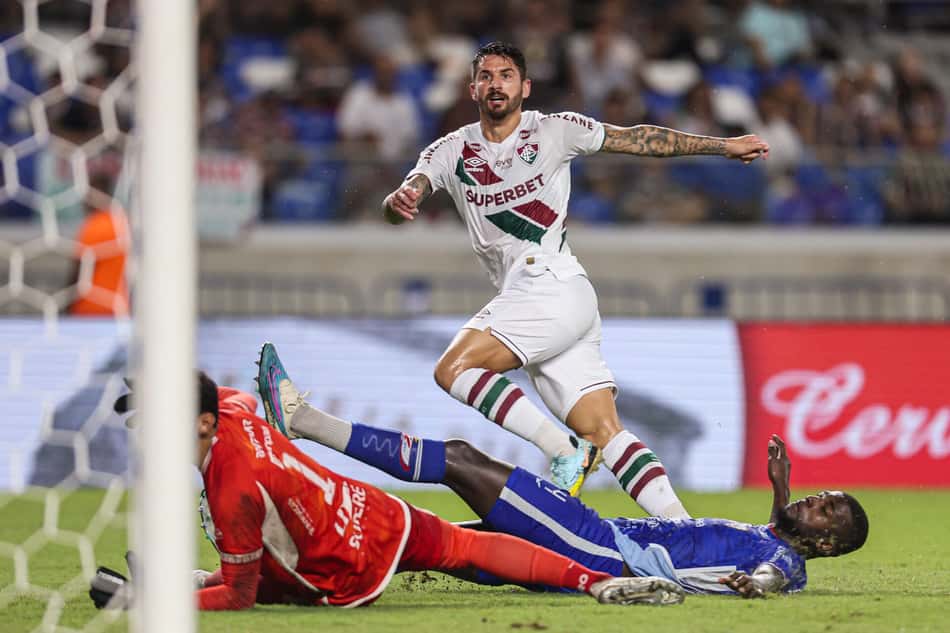 Everaldo finaliza para marcar seu primeiro gol pelo Fluminense contra o Águia de Marabá