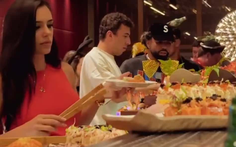 Gabigol comparece a jantar temático de carnaval na casa de Neymar; veja o vídeo