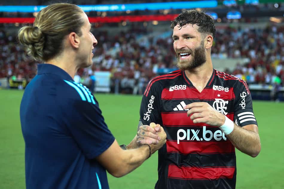 Filipe Luís cumprimenta Léo Pereira após vitória do Flamengo sobre o Vasco