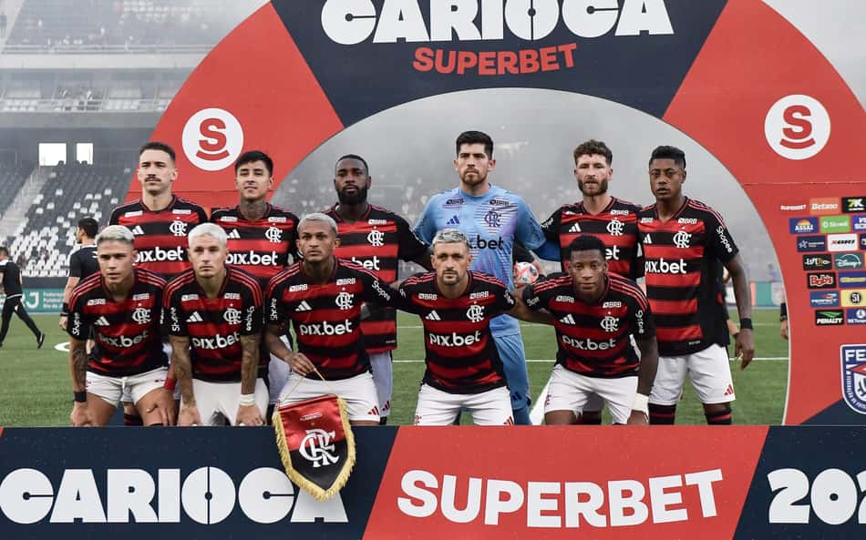 Titular do Flamengo sente incômodo no joelho antes do jogo contra o Vasco