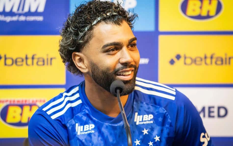 Gabigol, atacante do Cruzeiro, chega ao Rio para curtir o carnaval