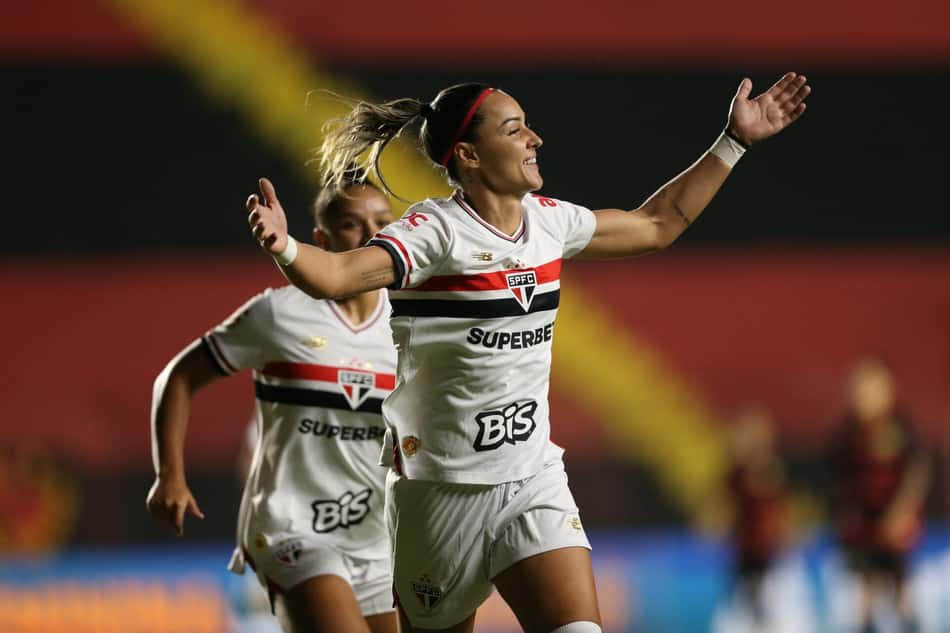 Giovanna Crivelari comemora seu gol em Sport e São Paulo. pela Supercopa do Brasil Feminina, na Ilha do Retiro. (Foto: Marlon Costa/AGIF)