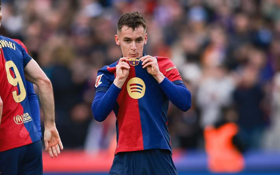 Com expulsão polêmica, Barcelona goleia Sociedad e lidera a La Liga