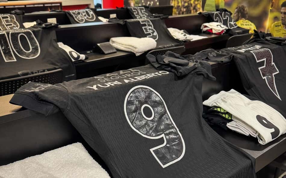 Corinthians promove mudança no uniforme e torcedores reclamam: 'Tenebroso'