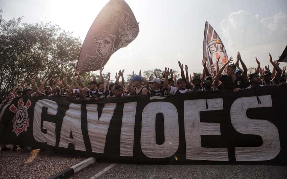 Torcida do Corinthians apoia time no CT antes de decisão do Paulistão