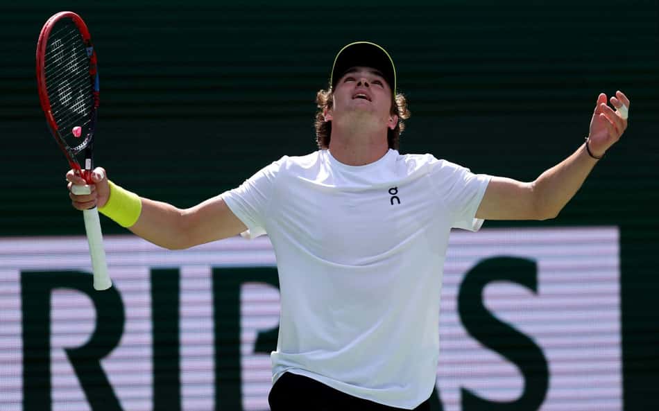 João Fonseca começa bem, perde ritmo, mas vence na estreia em Indian Wells