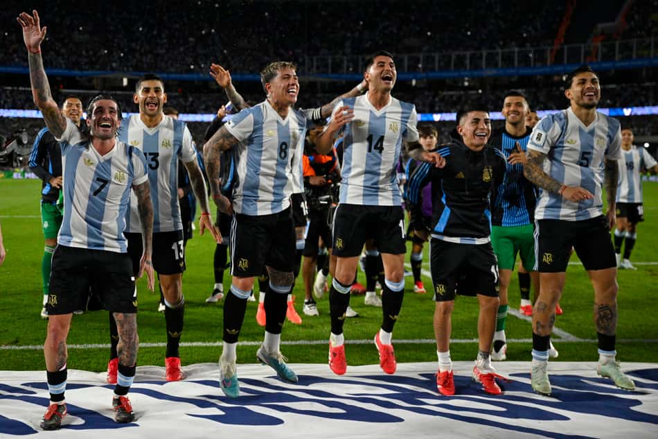 Jogadores da Argentina celebram vitória sobre o Brasil, no Monumental de Núñez