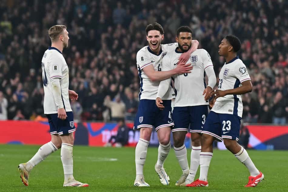 Jogadores da Inglaterra comemoram gol marcado por Reece James contra a Letônia, pelas Eliminatórias