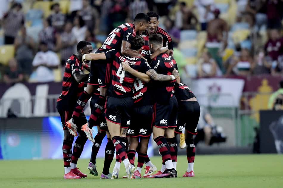 Jogadores do Flamengo comemoram gol marcado por Wesley sobre o Fluminense, na final do Campeonato Carioca