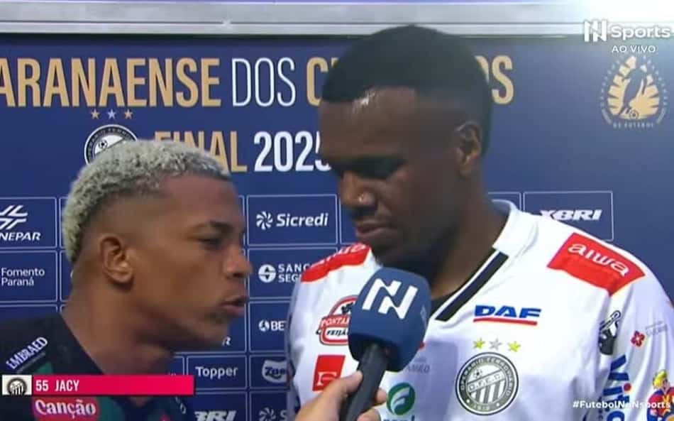Jogador adversário invade entrevista após título do Operário: 'Fala que foi roubado'