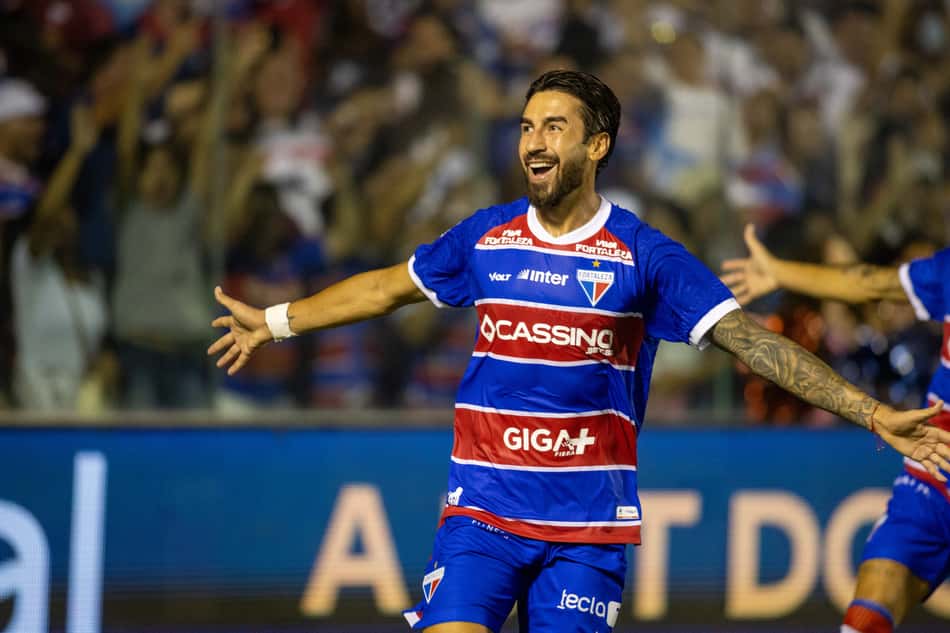 Lucero comemora seu gol em Fortaleza x Ferroviário no Vargas (foto: Baggio Rodrigues/AGIF)