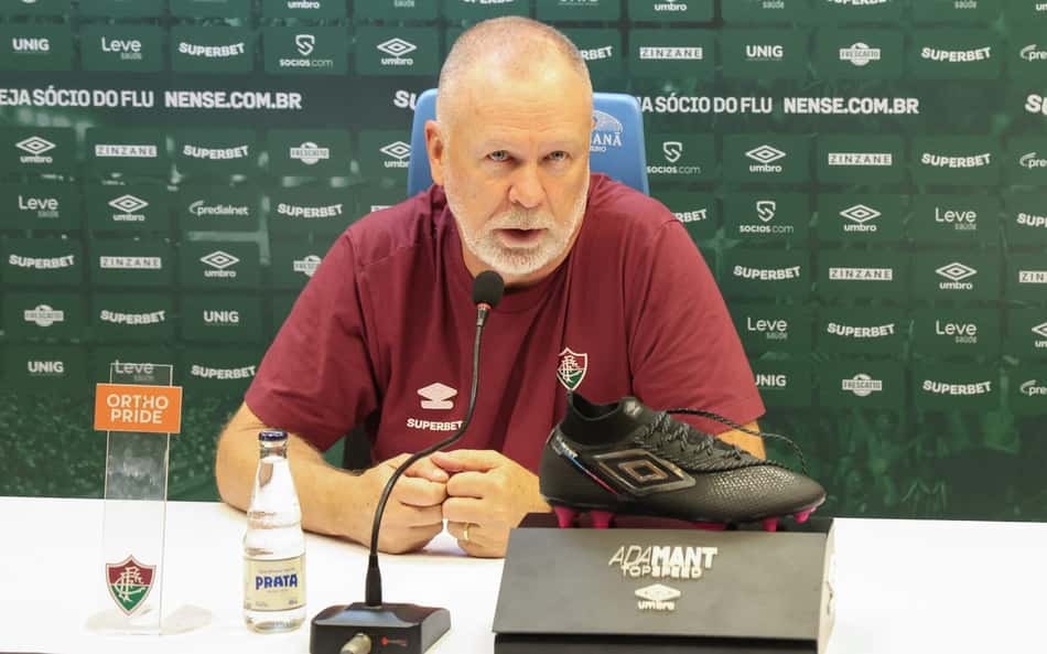 Mano Menezes critica arbitragem de Fluminense x Flamengo e rebate provocação de Luiz Araújo