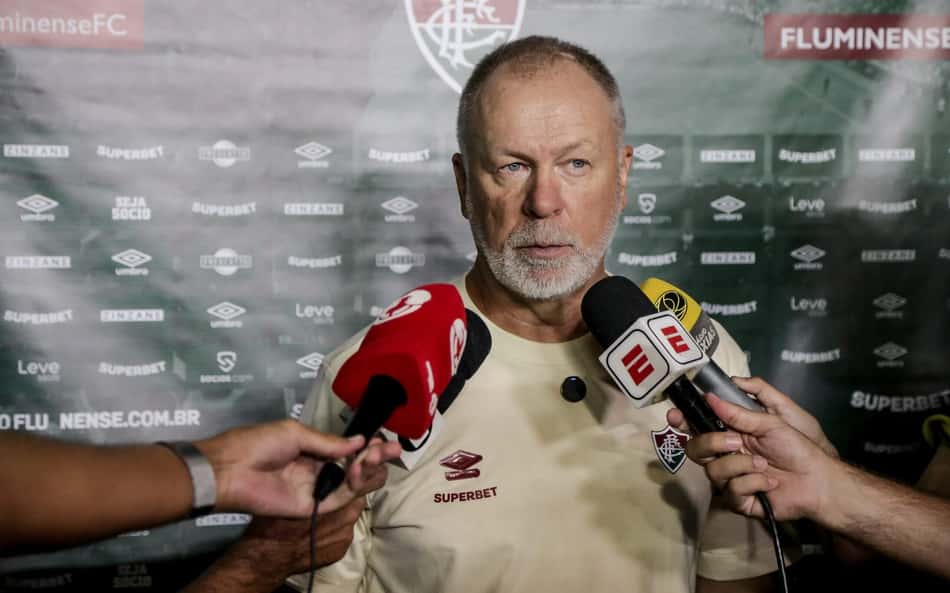Mano Menezes cobra elenco do Fluminense e elogia Germán Cano
