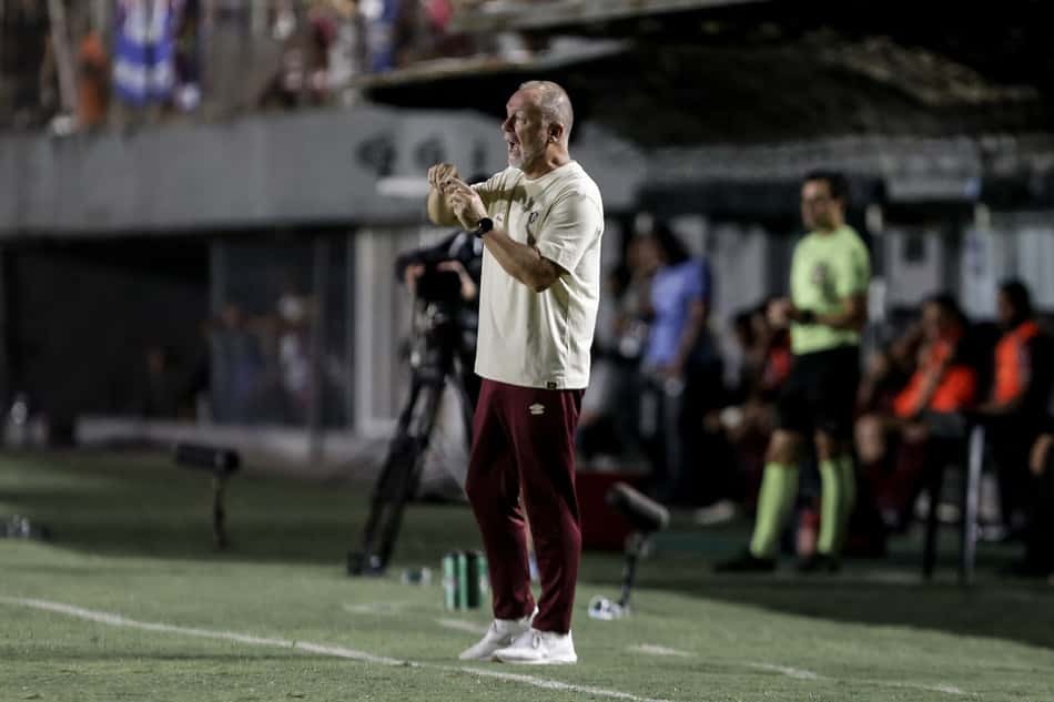 Mano Menezes orienta jogadores do Fluminense em vitória sobre o Caxias, na Copa do Brasil