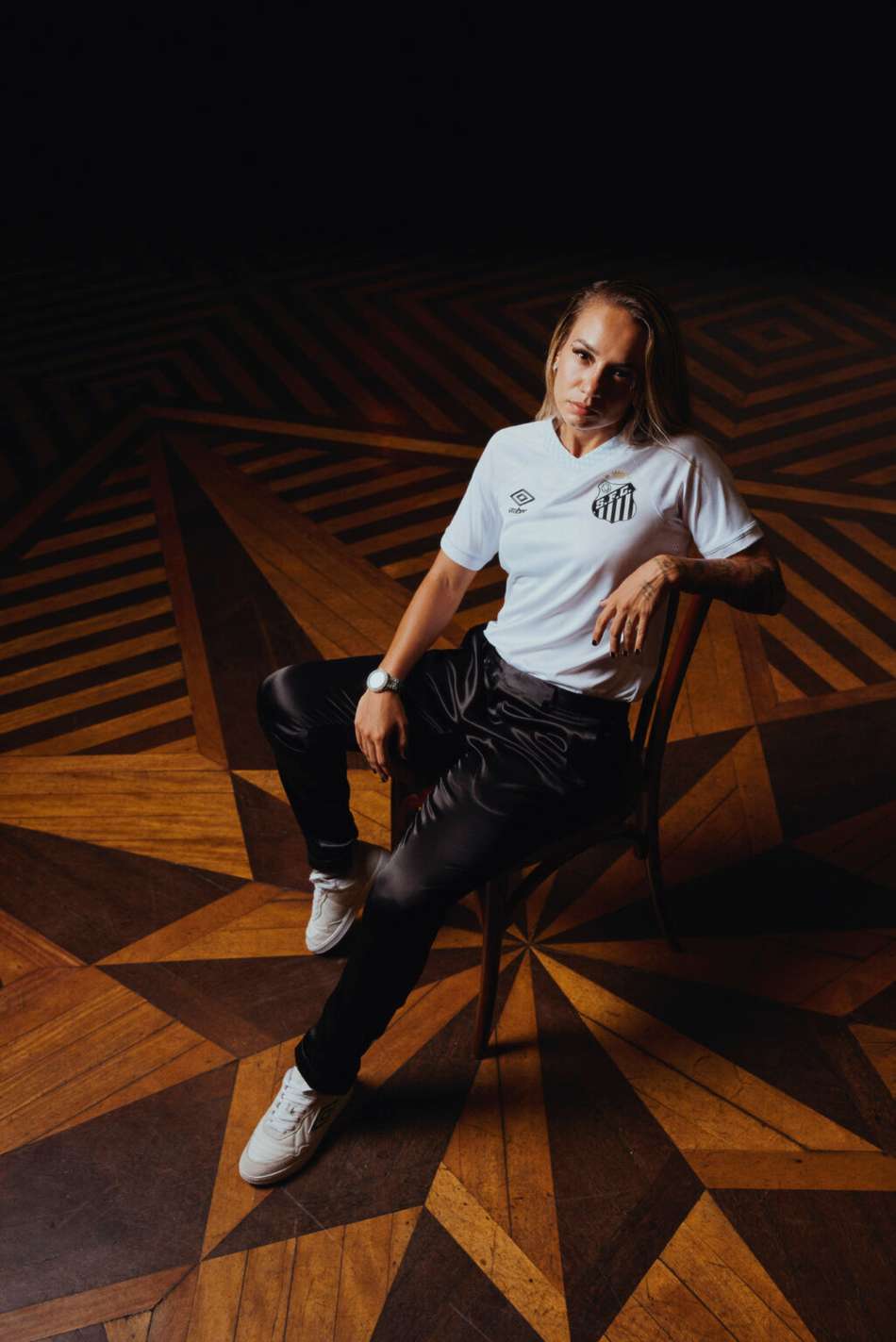 Thaisinha, das Sereias da Vila, participa da campanha do novo modelo da camisa 1 do Santos. (Foto: Divulgação/ Santos FC)