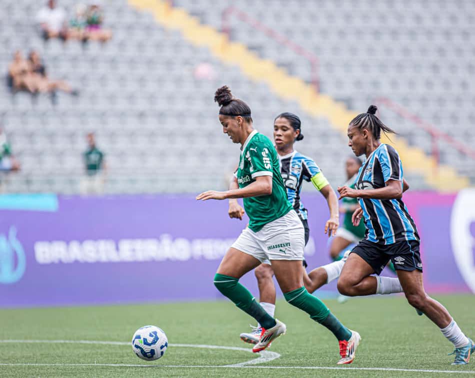 Amanda Gutierres, do Palmeiras, marcou o terceiro gol da partida contra o Grêmio (Foto: Mariana Kasten)