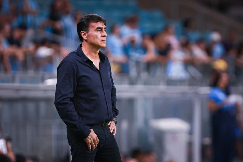 Gustavo Quinteros observa a vitória do Grêmio sobre o Atlético-MG. (Foto: Maxi Franzoi/AGIF)