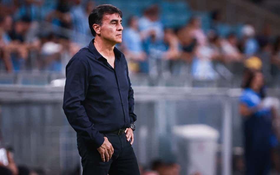 Apesar da vitória, atuação do Grêmio desagrada a Quinteros: 'não estou contente'