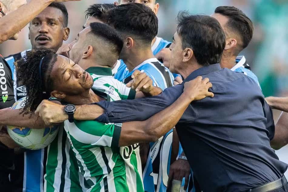 Quinteros desferiu soco em Ênio, atacante do Juventude. (Foto: Liamara Polli/AGIF)