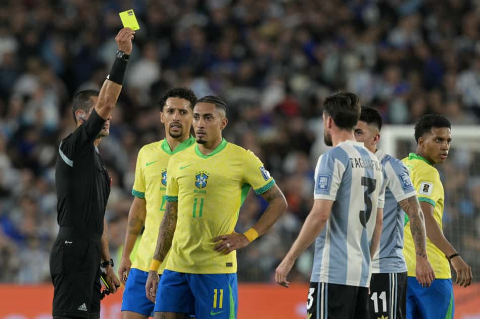 Raphinha ganhou holofotes antes do jogo entre Brasil e Argentina depois de uma entrevista que cedeu para o ex-jogador Romário (Foto: JUAN MABROMATA / AFP)