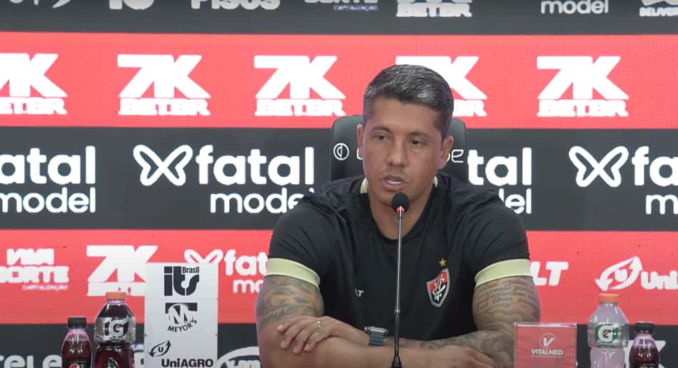 Thiago Carpini durante entrevista coletiva Foto: Reprodução/TV Vitória
