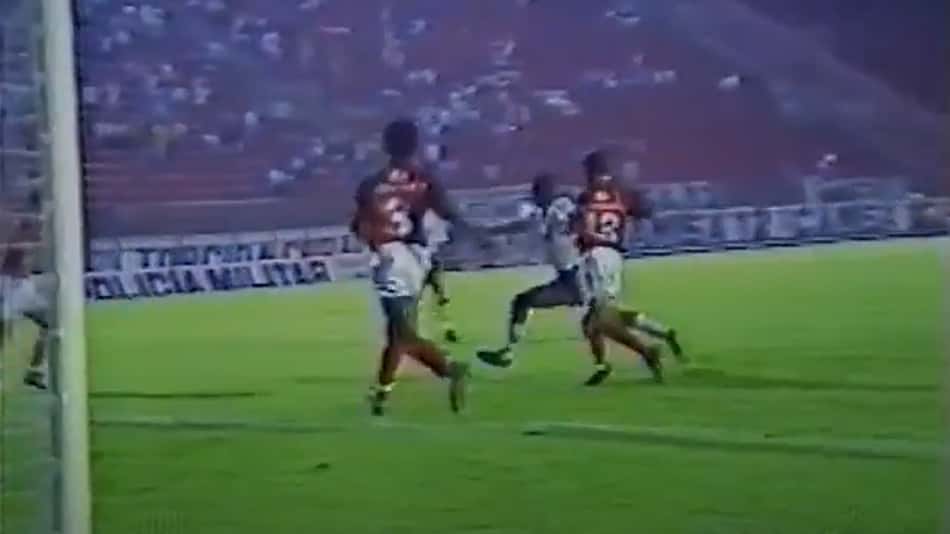 Viola contra a defesa do Vitória na Copa Conmebol de 1994 Foto: Reprodução