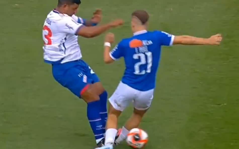Entrada surreal no Campeonato Uruguaio escandaliza a web: 'Criminoso'