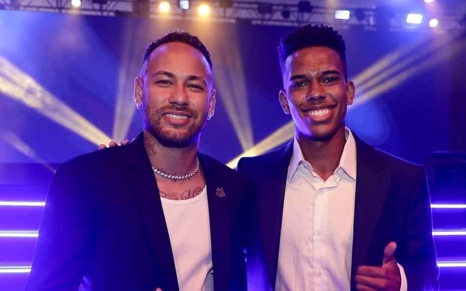 Estêvão fala sobre marcação dobrada e exalta Neymar: 'Maior referência'