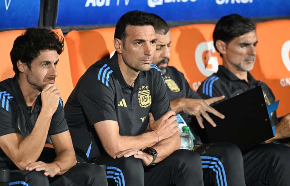 Técnico da Argentina, Scaloni observa jogo contra o Uruguai, pelas Eliminatórias