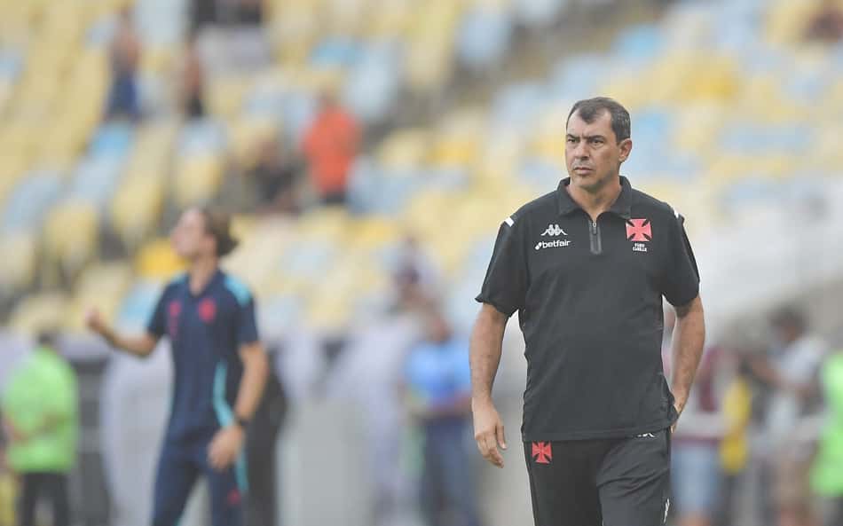 Técnico do Vasco, Carille se posiciona sobre caso de racismo de Luighi: 'Não tem que chorar'