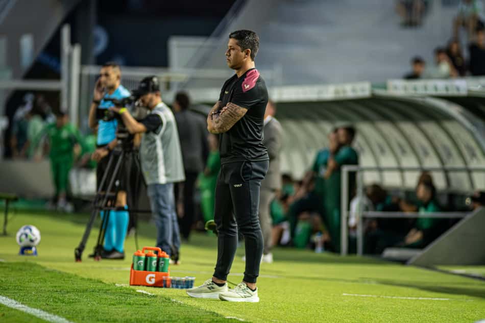 Thiago Carpini à beira do campo

Foto: Victor Ferreira / EC Vitória