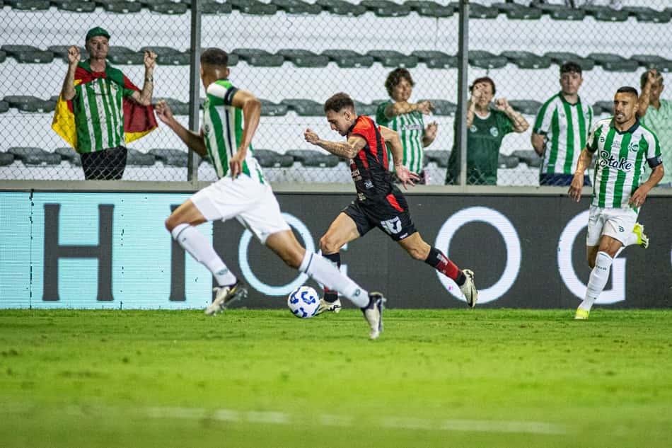 Gustavo Mosquito em ação na partida contra o Juventude Foto: Victor Ferreira / EC Vitória